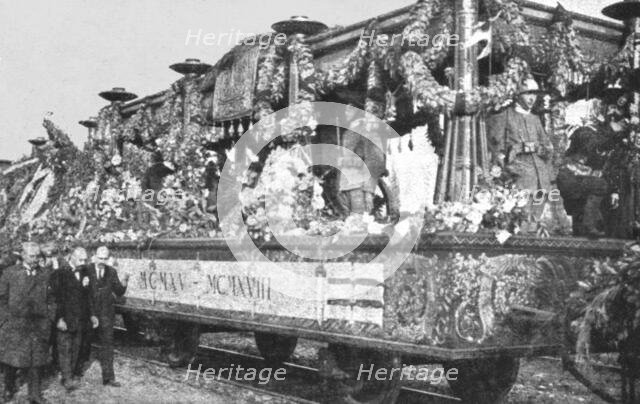 'Le "Soldat Inconnu" italien; le wagon decouvert, somtueusement decore, qui transporta..., 1921. Creator: Unknown.