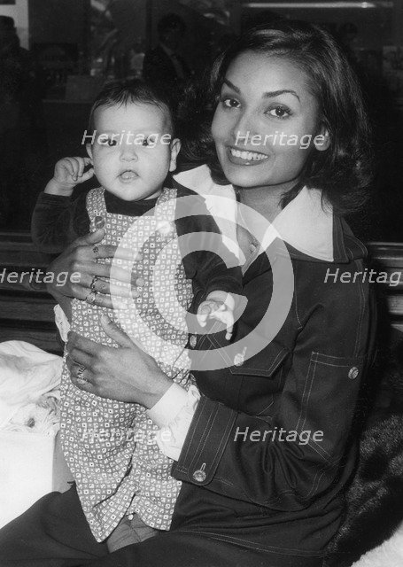 Michael Caine S Wife Shakira Baksh With Their Daughter Natasha C1973 C1974 Artist Unknown 2480992 Heritage Images