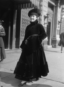 Mary Roberts Rinehart, Mrs. Stanley M. Rinehart-Fiction Writer. Snap, 1915. Creator: Harris & Ewing.