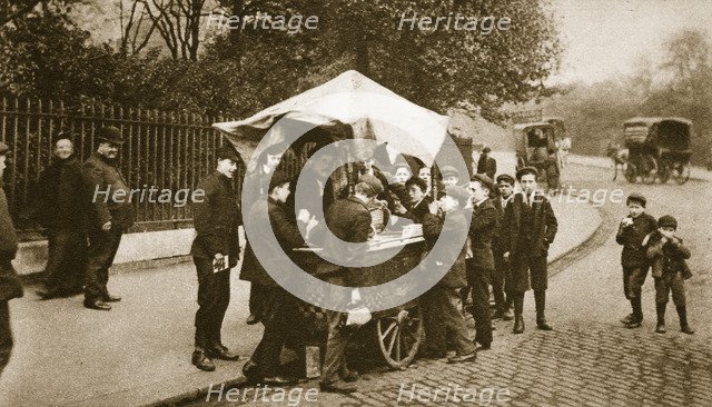 Children buying ice-cream from an Italian trader, 20th century. Artist: Unknown