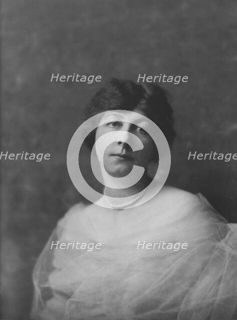 Powell, Walter, Mrs., portrait photograph, 1917 Apr. 10. Creator: Arnold Genthe.