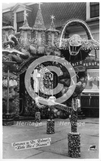 Entrance to Dr Palmer's Little Bit o' Heaven, Davenport, Iowa, USA. Artist: Unknown
