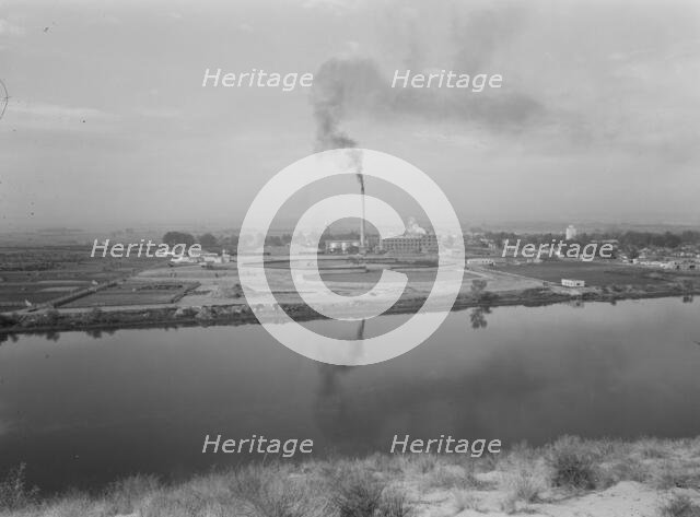 Sugar beet factory (Amalgamated Sugar Company) along..., Nyssa, Malheur County, Oregon, 1939. Creator: Dorothea Lange.