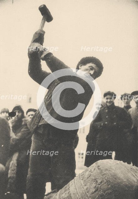 Throwing down the bell from the belfry of The Trinity Lavra of St. Sergius, 1929-1930. Creator: Prishvin, Mikhail Mikhailovich (1873-1954).