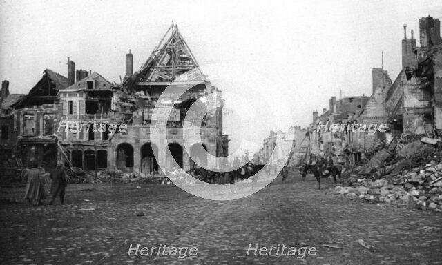'Dans Peronne Saccagee: Les ruines du precieux hotel de ville du XVI siecle et l'inscription que l'e Creator: Unknown.