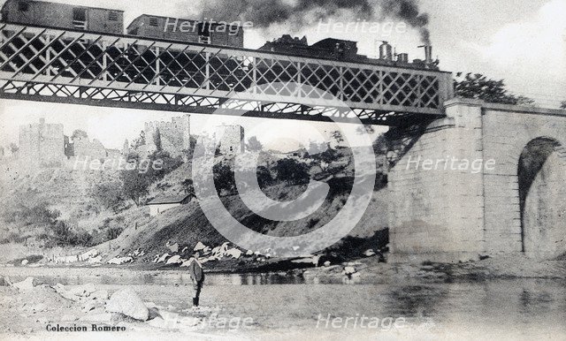 Train crossing the bridge over the Sil river passing through Ponferrada, postcard 1910s.