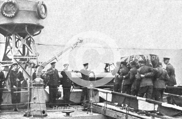 'Le "Combattant Inconnu" Britannique; a Boulogne: le cercueil est porte sur le contre..., 1920. Creator: Unknown.