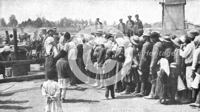 ''Les Revers Russes; distribution de the et de vivres aux population en fuite', 1915. Creator: Unknown.