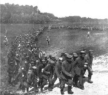 'Evacuation de prisonniers allemands du front de la Somme', 1916. Creator: Unknown.