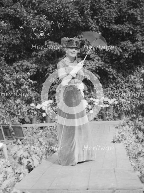 Fashion show, East Hampton, Long Island, between 1933 and 1942. Creator: Arnold Genthe.