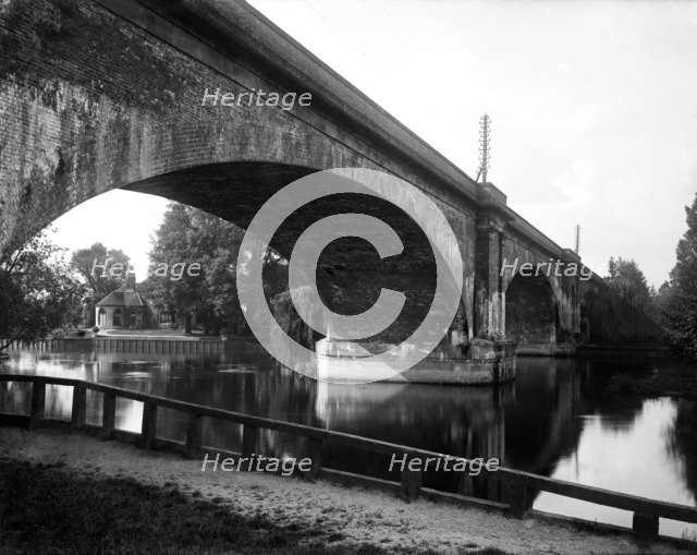 Maidenhead Railway Bridge, Berkshire, 1880s. Artist: Henry Taunt.
