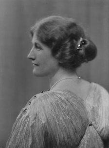 Christie, Winifred, Miss, portrait photograph, 1916. Creator: Arnold Genthe.