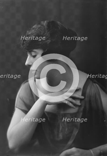 Miss Evelyn Mack, portrait photograph, 1917 Nov. 27. Creator: Arnold Genthe.