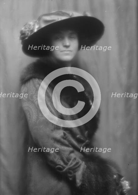 Gates, Eleanor, Mrs., portrait photograph, 1913. Creator: Arnold Genthe.