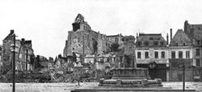''La pression Croissante de Foch; les ruines de la collegiale de Saint-Quentin degagee..., 1918. Creator: Unknown.