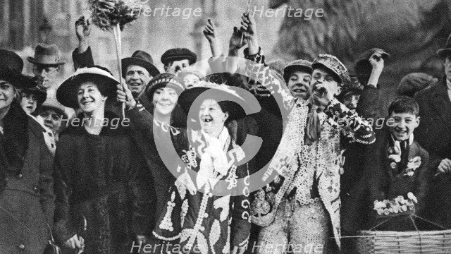 Pearly king and queen in high spirits, London, 1926-1927. Artist: Unknown
