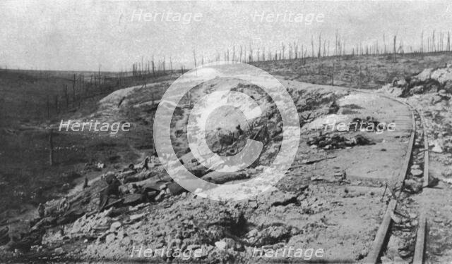 ' Le Fort de Vaux; Le "ravin de la mort" de Douaumont. Entre les forts de Douaumont et..., 1916. Creator: Unknown.
