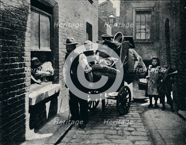 A move in 'Slumopolis', London, c1901 (1901). Artist: Unknown.