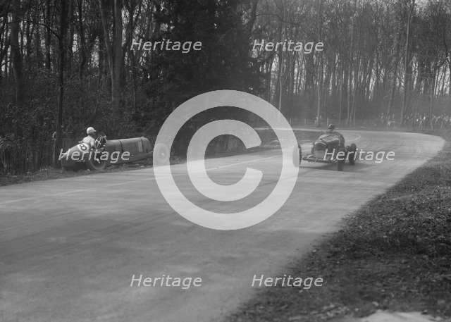 Dick Shuttleworth's Alfa Romeo passing Raymond Mays' crashed ERA, Donington Park, 1935. Artist: Bill Brunell.
