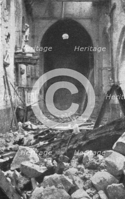 'Les combats au Nord de la Somme; L'eglise de Curlu, sous laquelle etait installe le poste..., 1916. Creator: Unknown.