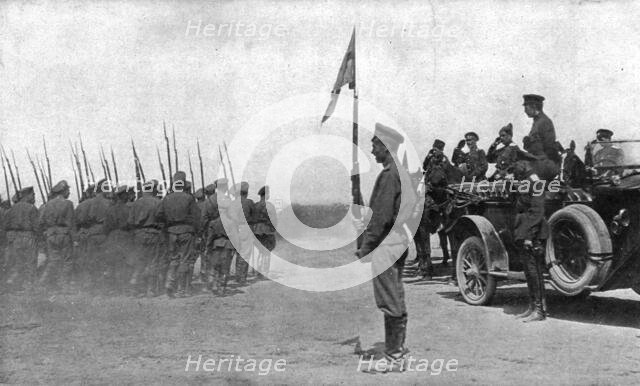 'Les Soubresauts de la Russie; Avant l'offensive russe de juillet 1917: des troupes defilent...1917. Creator: Unknown.
