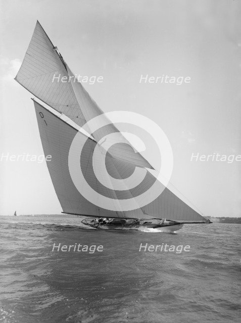 15 Metre 'Mariska' sailing close-hauled, 1911. Creator: Kirk & Sons of Cowes.