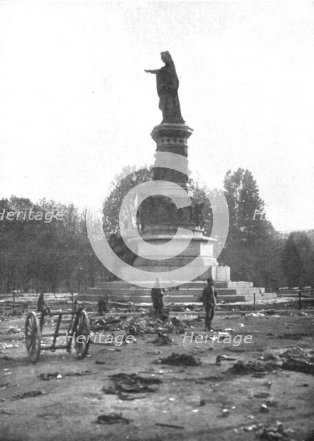 ''Trente Italienne; Les vestiges de la fuite autrichienne autour du monument du Dante', 1918. Creator: Unknown.