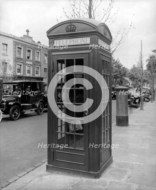 A new issue K2 telephone box, Ladbroke Grove, Kensington, London, 1926. Artist: Bedford Lemere and Company