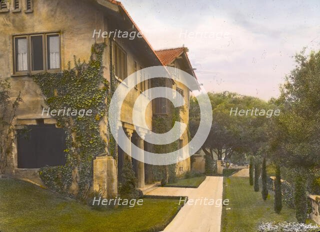 "Il Paradiso," Mrs. Dudley Peter Allen house, 1188 Hillcrest Avenue, Oak Knoll, Pasadena, CA, 1917. Creator: Frances Benjamin Johnston.