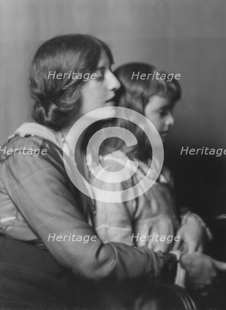 Leo, Edgar, Mrs., and daughter, portrait photograph, 1916. Creator: Arnold Genthe.