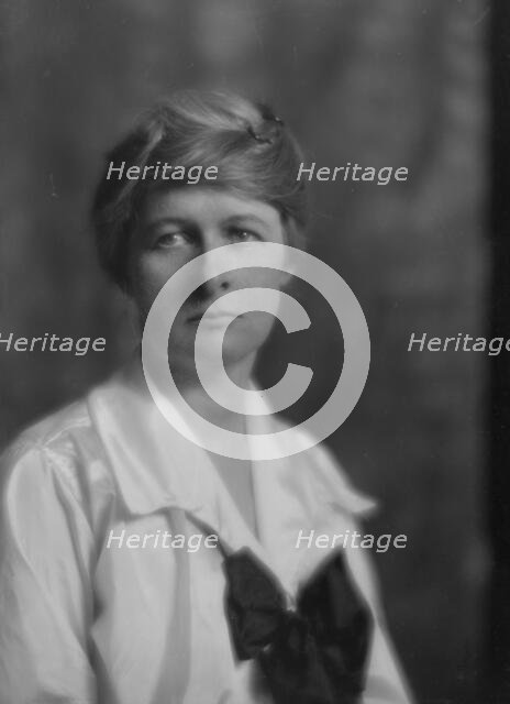 Reynolds, Jackson, Mrs., portrait photograph, 1915. Creator: Arnold Genthe.