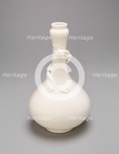 Bottle-Shaped Vase with a Lizard, Ming dynasty (1368-1644) or Qing dynasty, c. late 17th/18th centur Creator: Unknown.