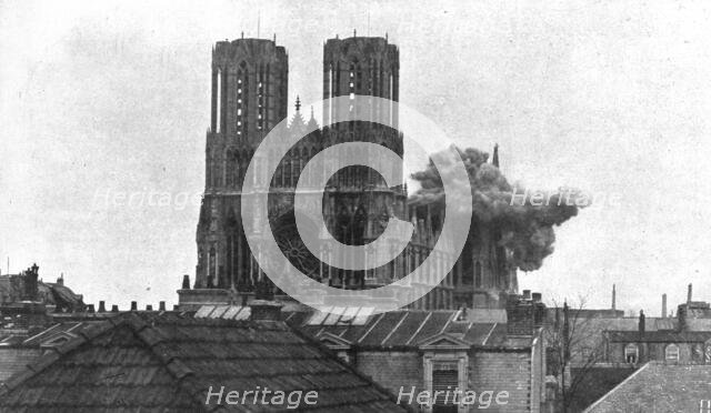 'La destruction methodique de Reims; L'eclatement d'un obus de gros calibre sur le transept..., 1917 Creator: Unknown.
