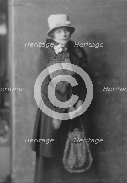 Bara, Theda, Miss, portrait photograph, 1916 Nov. 11. Creator: Arnold Genthe.