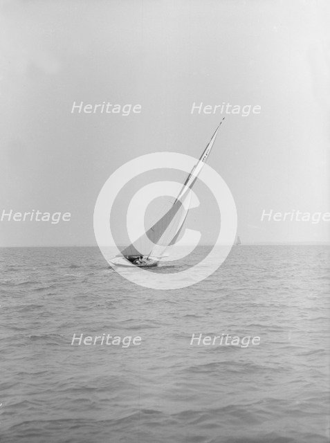 The 6 Metre class 'Nurdug III' sailing upwind, 1913. Creator: Kirk & Sons of Cowes.