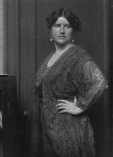 Gilmore, Inez Haynes, Mrs., portrait photograph, 1913. Creator: Arnold Genthe.