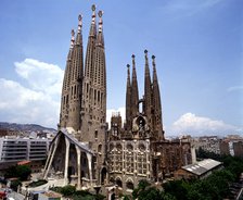 Sagrada Familia with the city in background, photo of 2000, by architect Antoni Gaudí i Cornet (1…