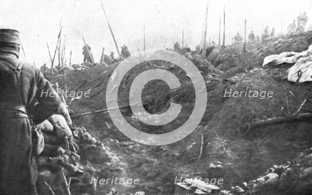 'Aux Eparges; Ils s'y organisent pour repousser le contre-attaque allemande', 1915. Creator: Unknown.