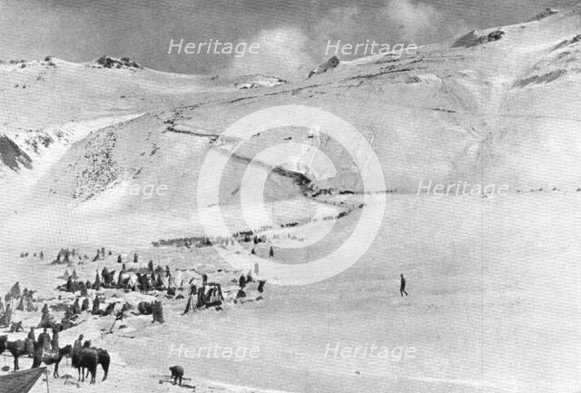 'Une rude campagne d'hiver; Les chasseurs du Caucase descendent du plateau de..., 1916 (1924) Creator: Unknown.