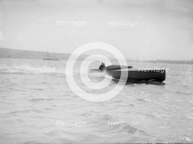 The hydroplane 'Columbine' under way. Creator: Kirk & Sons of Cowes.