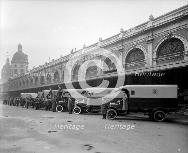 Delivery lorries at Smithfield Market, London, 1915. Artist: Bedford Lemere and Company