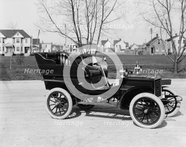 Northern Manufacturing Company touring car, three-quarter view, between 1900 and 1905. Creator: Unknown.