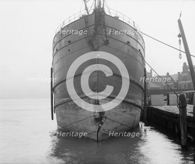 Unidentified freighter, Detroit, Mich., between 1906 and 1915. Creator: Unknown.