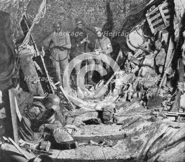 'La bataille de la Somme; vetements, armes, casques et outils abandonnes par les Allemands..., 1916. Creator: Unknown.