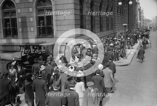 Easter crowd - 5th Ave., 1913. Creator: Bain News Service.
