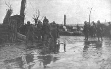 ''De L'Argonne aux Flandres; Prisonniers allemands traversant les etendues de boue..., 1918. Creator: Unknown.