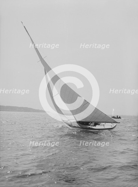 The 6 Metre 'Vanda' sailing close-hauled, 1914. Creator: Kirk & Sons of Cowes.