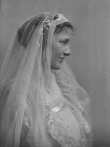 Hall, Ruth, Miss (Mrs. Baldwin Smith), portrait photograph, 1917 Feb. 20. Creator: Arnold Genthe.