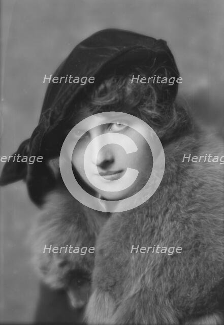 McMahon, Helen, Miss, or Dorothy McMahon, portrait photograph, between 1913 and 1915. Creator: Arnold Genthe.