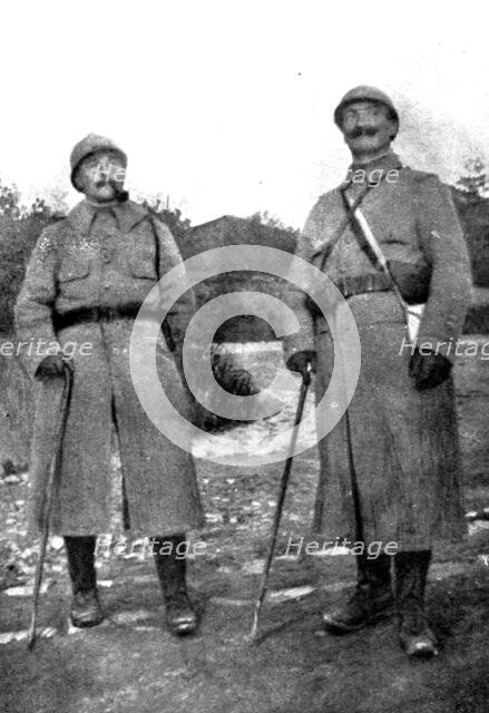 'La victoire de Douaumont; le lieutenant-colonel Regnier ( a droite ), commandant le..., 1916. Creator: Unknown.